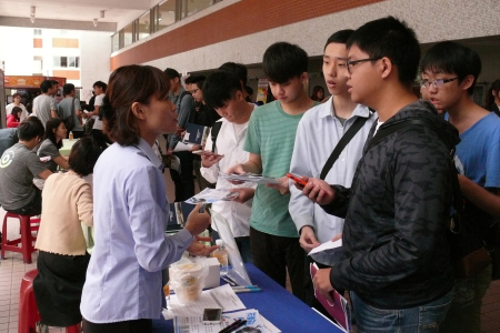 2018龍華科大校園徵才博覽會盛大登場，同學們積極與廠商面談、諮詢。