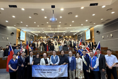 「2026國際青少年人權世界巡迴講座」於龍華科技大學圓滿舉行，與會貴賓及師生會後合影留念。