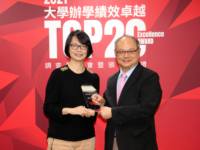 龍華科大榮獲《Cheers》2021大學辦學績效卓越Top 20，校長葛自祥(右)出席領獎。