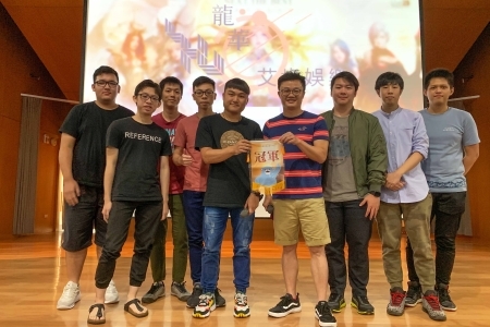 龍華科大「3D光效與特效獎」冠軍團隊與艾肯娛樂行銷中心 Kevin 總監（右4）合影。