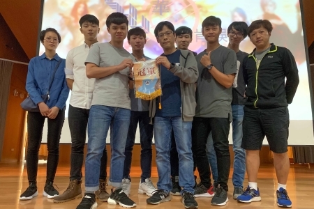 龍華科大「動態影像處理獎」冠軍團隊與艾肯娛樂產品發行Brain經理（右5）合影。