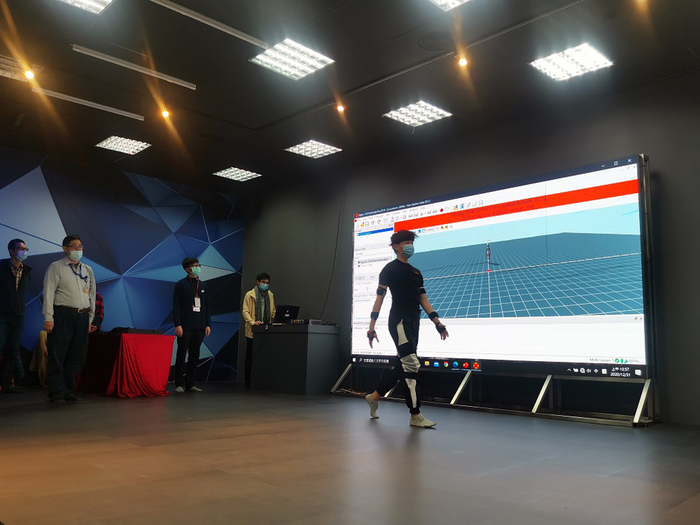 虛擬實境環境的動作捕捉系統、3D VR互動課程，非常好玩又刺激。