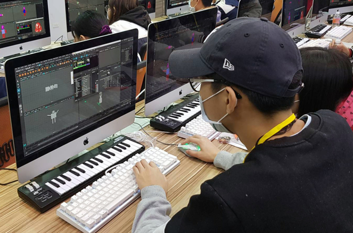 學子進行英文遊戲3D動畫課程繪製體驗。