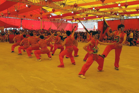 龍華科大參加石獅市海峽兩岸獅陣武術大匯演，展現雄武宋江陣，現場觀眾連連喝采。