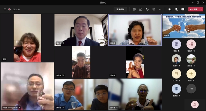 龍華科大「海外臺商線上管理知能培訓班」歡喜結業，學員舉杯慶賀收穫豐碩。