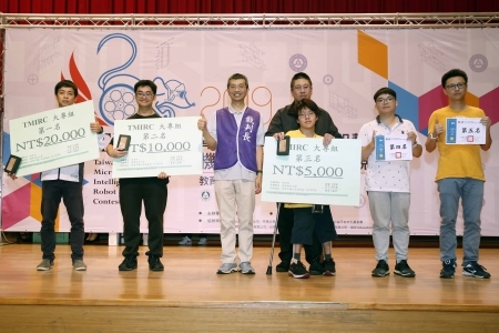 龍華科大獲得「競速自走車」大專組第一、二名榮耀。