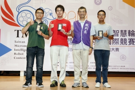 龍華校友蔡欣翰(左)獲「古典電腦鼠走迷宮」國際組第一名、電子系陳冠維獲第三名。