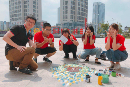 龍華科大文創系師生，參加江蘇東方1號工業設計大賽，師生集體創作過程。圖片