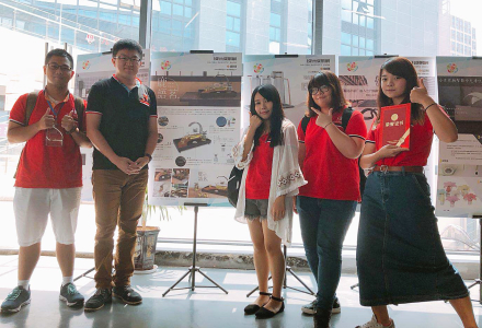 龍華科大文創系師生，在參賽作品《鹿語茗》海報資料前合影。圖片