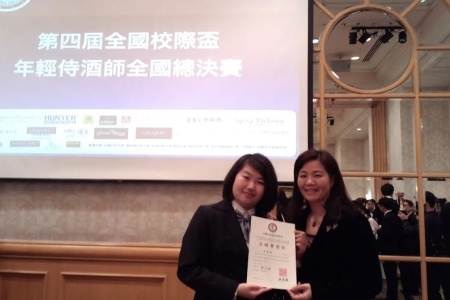圖為觀光許伊禎同學奪得優勝金質獎。