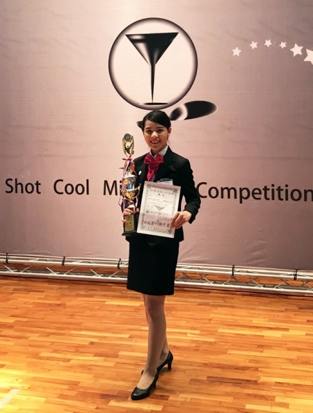 圖為龍華科大觀光系學生蕭韻純，參加第三屆Shot cool盃全國調酒大賽，勇奪「大專傳統調酒組」亞軍。