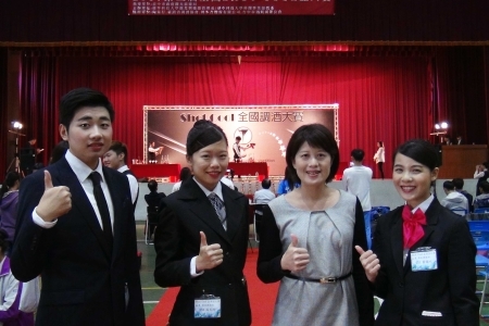 圖為龍華科大觀休系謝美婷老師指導並帶領選手參加2017第三屆Shot cool盃全國調酒大賽。