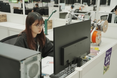 龍華科大文創系學生賴柔羽於全國技能競賽「工業設計技術」職類競賽現場專注應試，展現扎實的設計與實作能力。