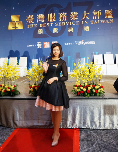 圖為龍華科大觀休系陳宇柔同學，於微風集團進行大四全學年實習期間，榮獲2017臺灣服務業大評鑑第一線服務人員「服務尖兵」獎。