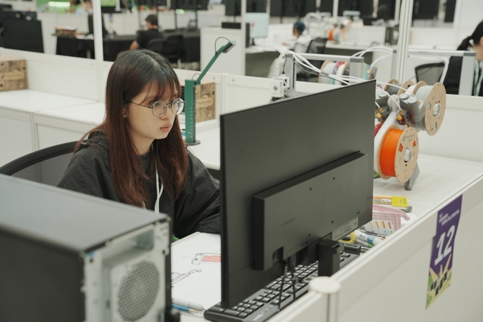 龍華科大文創系學生賴柔羽於全國技能競賽「工業設計技術」職類競賽現場專注應試，展現扎實的設計與實作能力。