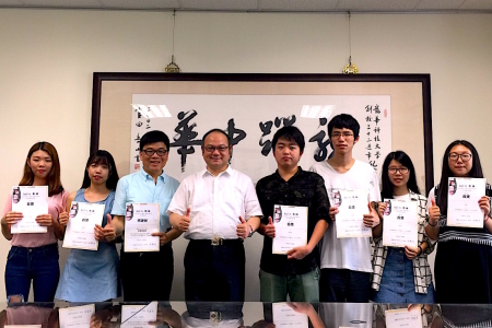 圖為龍華科大葛自祥校長(左4)、梁朝棟老師(左3)與參賽獲獎學生拍照留念。