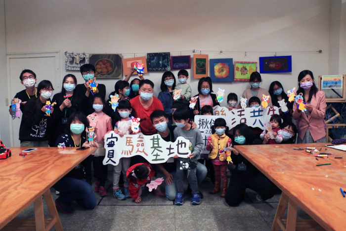 龍華科大學生與永和樂活共生實驗基地合作，舉辦情緒主題皮影戲親子手作工坊。