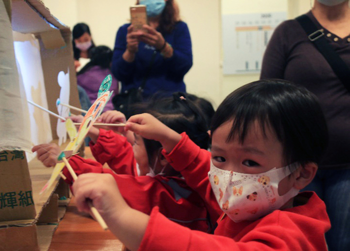 小朋友開心表演自己作的皮影戲偶。