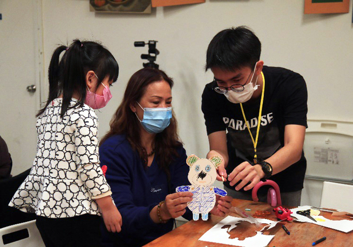 龍華科大學生帶領親子手作皮影戲偶。