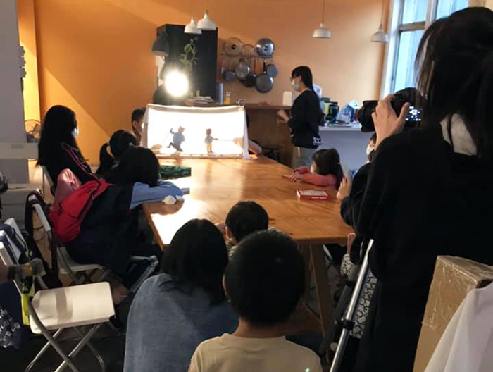 開心欣賞皮影戲的社區大小朋友們。