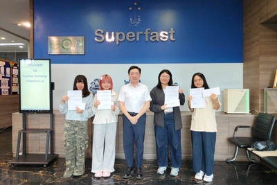 龍華科大文創系大三學生李冠儀、陳于汎、黃文宣及呂佳芯赴泰國實習,與 Superfast 超快科技公司黃志田董事長合影留念。