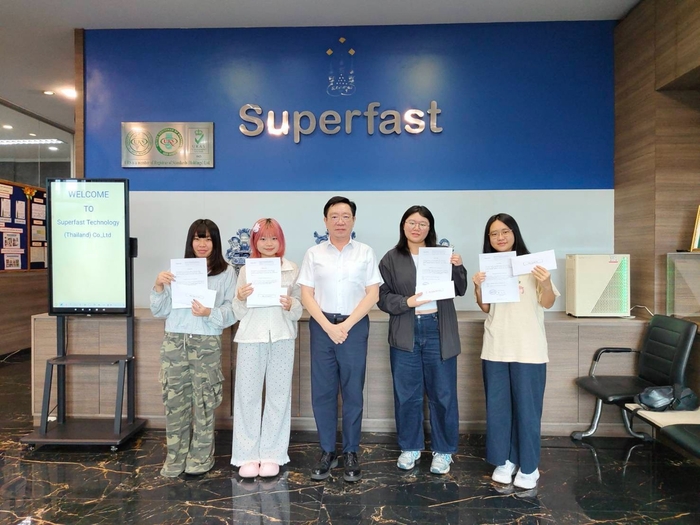 龍華科大文創系大三學生李冠儀、陳于汎、黃文宣及呂佳芯赴泰國實習，與 Superfast 超快科技公司黃志田董事長合影留念。