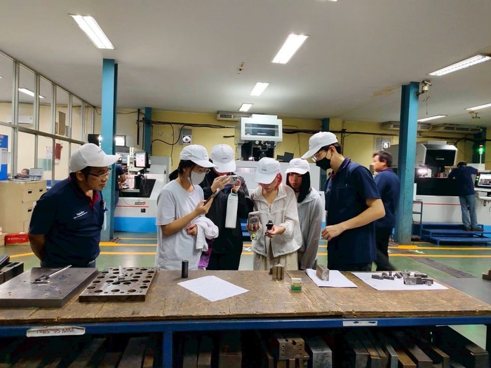 龍華科大文創系學生走入科技製造現場，實際了解企業生產環境與製造流程，透過海外實習拓展跨域學習經驗。