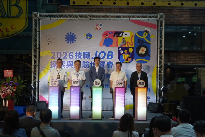 教育部、地方政府、國際技能競賽組織及龍華科大等代表共同出席「2026技職JOB－探索與體驗博覽會」開幕典禮。