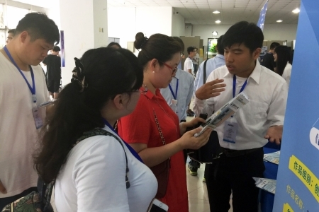 圖為龍華科大李聯旺團隊，向參觀民眾說明「智慧型移動式多功能步態訓練系統」的開發過程及應用領域。