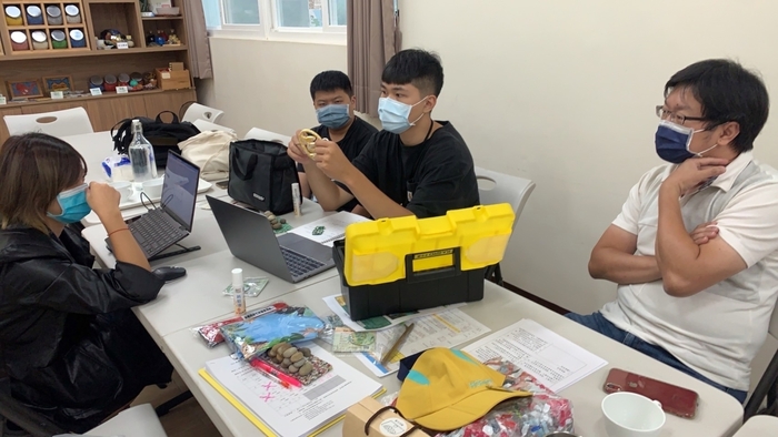 龍華師生團隊前往社區進行深度蹲點，並與地方協會討論活動規劃。圖片