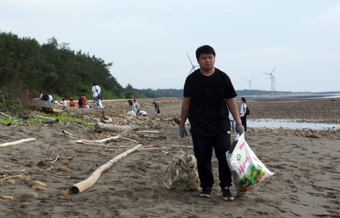 龍華師生前往海岸淨灘，期能建立完善的環境教育場域。圖片