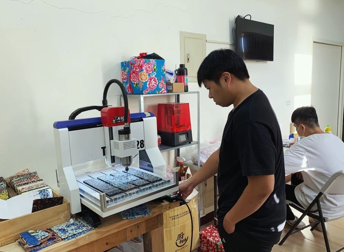 學生藉由海洋廢棄物製作各式環保商品。圖片