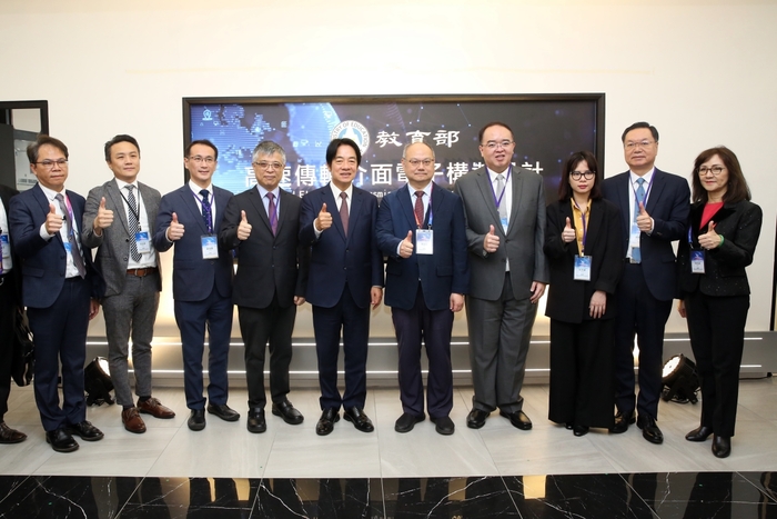 龍華科大高速傳輸基地邀賴副總統等貴賓共同揭牌。