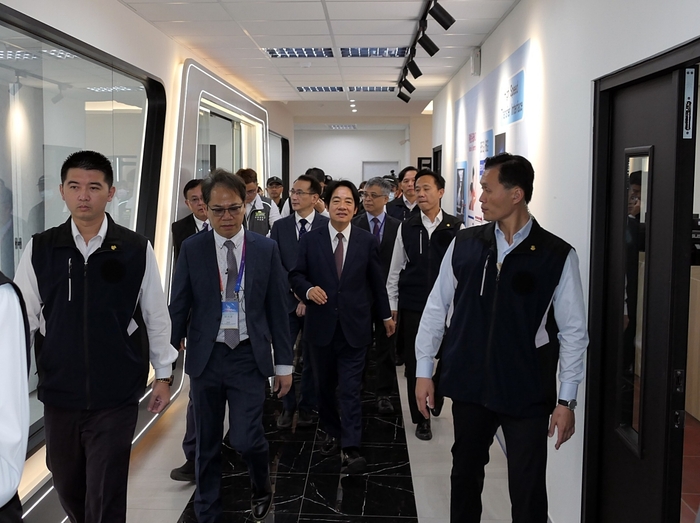 賴副總統參觀高速傳輸基地。