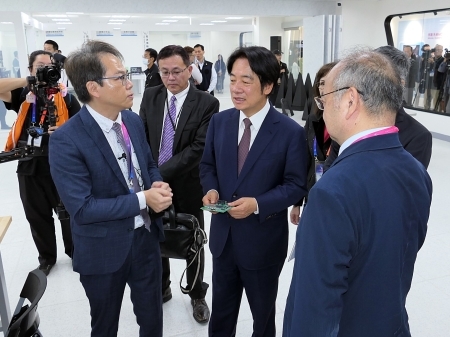 陳副校長向賴副總統說明基地規劃。