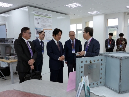 賴副總統參觀基地各項設施。
