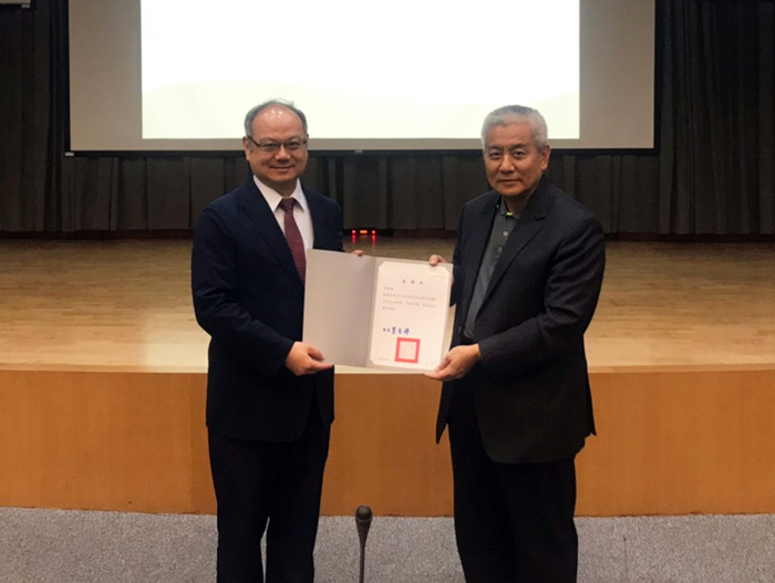 龍華科大導師知能研習，邀請桃園市政府高安邦副市長蒞校演講，葛自祥校長致贈感謝狀。