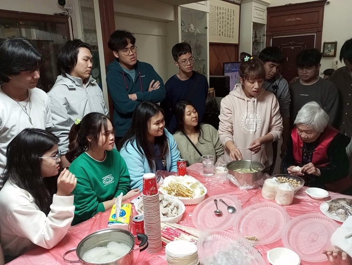 龍華同仁及眷屬指導境外生包水餃訣竅。
