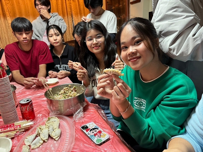 學子體驗親手包水餃樂趣,氣氛活絡熱烈。