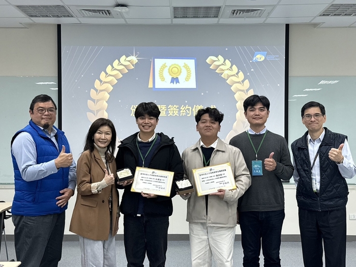 宜特科技許如宏協理(左起)、陳文吟副總、龍華半導體杜展安、謝翊宸同學、半導體系江建志副主任及宜特科技沈士雄處長共同合影。