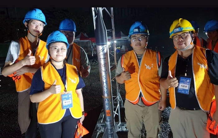 龍華科大電子系五專部採師徒制，馬原懷老師帶領學生團隊參加科研火箭計畫。