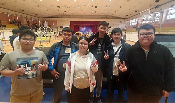 龍華電子系五專部學子依興趣尋找指導老師進行深度技能學習後，老師帶領學生參與比賽。