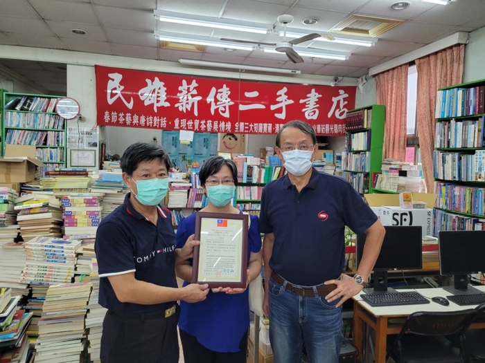 龍華科大將圖書及家具運至嘉義民雄薪傳二手書店，提供弱勢學子免費課輔班使用。