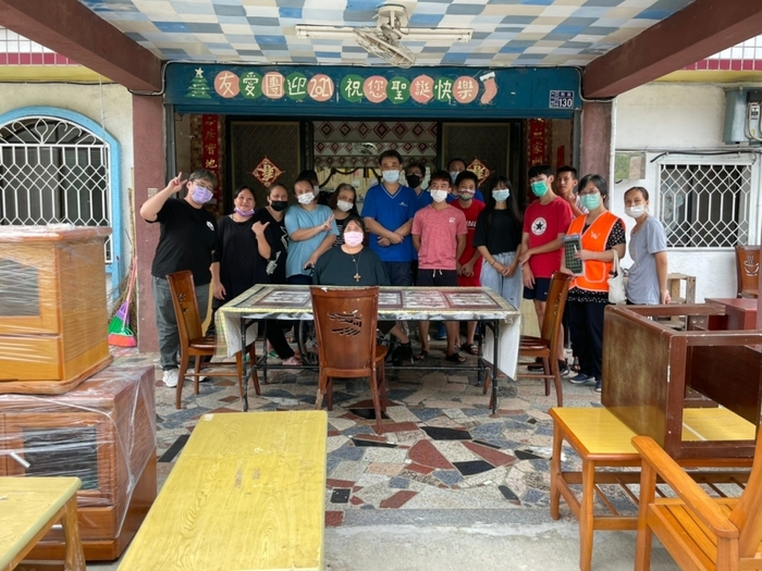 龍華科大自費租下貨車，將實木家具贈予天主教德蘭兒童中心、泰雅文苑等社福團體。