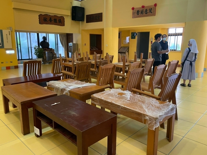 龍華科大董事長特助及學務處課指組同仁將家具運送至天主教德蘭兒童中心。