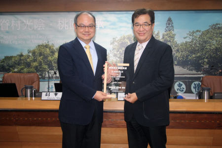 桃市副市長游建華(右)肯定龍華科大教育英才、創新有成的卓越成就，由葛自祥校長代表領獎。