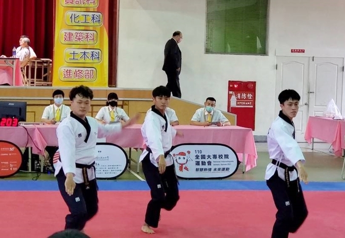龍華科大車政昊、游秩勝及許永龍三人組,在品勢團體賽展現團隊氣勢與高昂鬥志。