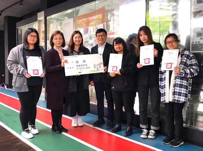 文創系獲獎學生團隊與師長合影。圖片