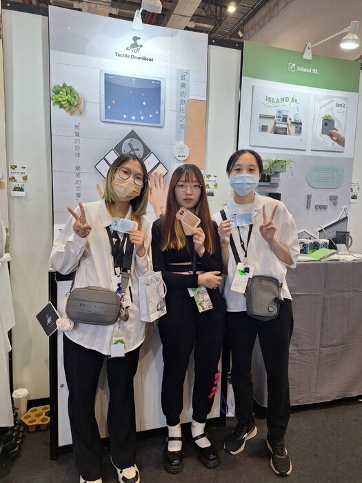 龍華科大文創系學生王月娟、吳思穎、吳彩卉與其得獎作品合影。圖片