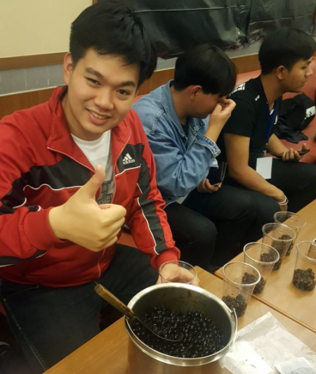 新南向假日學校研習同學手作珍珠奶茶。